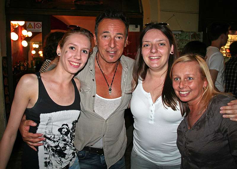 Agnieszka z koleżankami i Bruce Springsteen. Praga 2012 r.