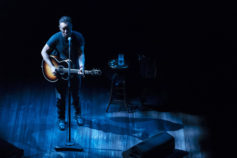 Bruce Springsteen na scenie Walter Kerr Theatre. Fot: Danny Clinch