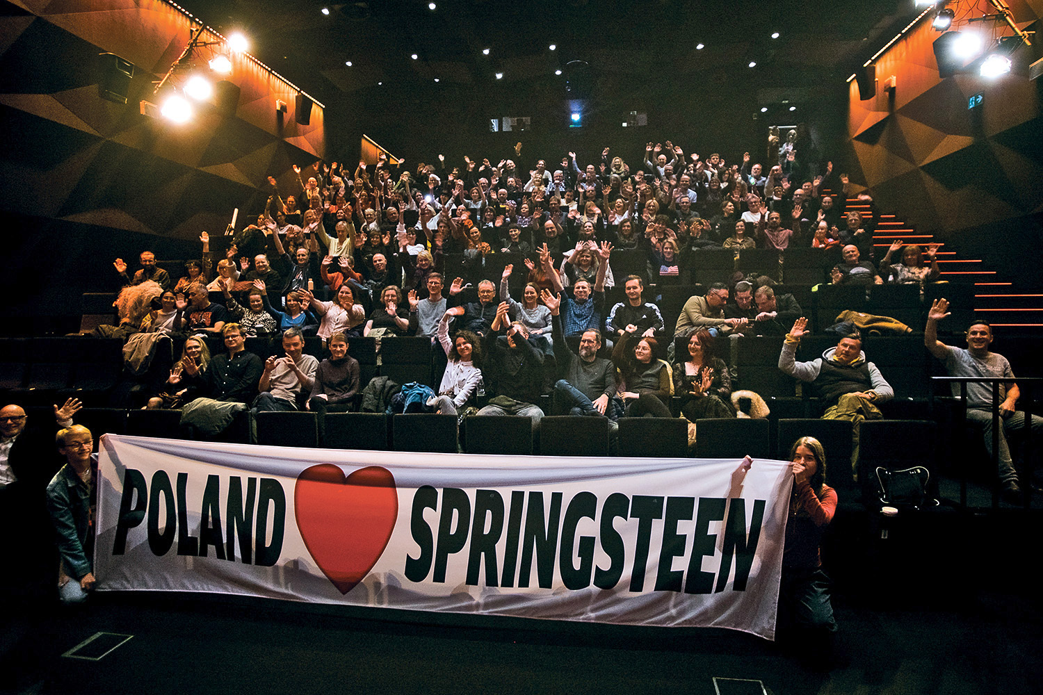 Specjalny pokaz filmu „Springsteen: Ocal mnie od nicości” – doroczne spotkanie Blood Brothers Poland w Łodzi (fot. Michalina Cienciała) Specjalny pokaz filmu „Springsteen: Ocal mnie od nicości” – doroczne spotkanie Blood Brothers Poland w Łodzi (fot. Michalina Cienciała)